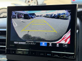 【バックモニター】後方の障害物や歩行者を確認できるバックモニター。狭い駐車場や混雑した場所でも安心して車を操作できます。