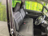 運転席シート廻りは使用感も少なく、良好な状態となっています。前オーナー様が丁寧に使っていたことがよくわかりますね。