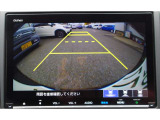 シフトレバーをリバース(バック)に入れるとナビ画面に自動でリアビューが映し出されます。運転が苦手な方、狭い車庫入れ等をサポートさせていただきます☆