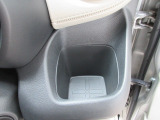 運転席側の手の届きやすい位置にもドリンクホルダーが付いています。