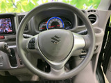 握りやすいステアリングで、正確な操作を実現。運転の楽しさをより一層引き立てます。快適なドライビングをサポートします。