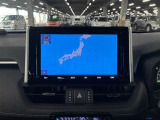 ディスプレイオーディオやカーナビは、現代のドライブにおいて欠かせない装備のひとつです。初めての場所でも迷いにくく、快適なルート案内で運転をサポートします。移動中のエンターテインメント性も高まります。