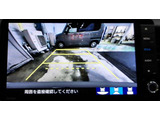 シフトレバーをリバース(バック)に入れるとナビ画面に自動でリアビューが映し出されます。運転が苦手な方、狭い車庫入れ等をサポートさせていただきます☆