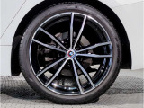 BMWの純正アロイホイールは軽量かつ強度にも優れているホイールで走行性能を引き上げる設計になっております。足元にもBMWは妥協がなくこだわっている個所になります。