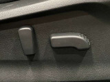 【パワーシート】電動でシートポジションの変更が可能です。手動式より細かくシート設定が可能ですのでより快適な姿勢でドライブを楽しんで頂けるでしょう。