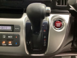 CVT車のセレクトレバーです。低速から高速まで、変速ショックのないスムーズな走りを実現するとともに、エンジン効率のよい領域を維持することで燃費にも貢献します。