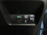 パーキングセンサーや横滑りを防ぐVSA等のスイッチ類は運転席の右側、手の届きやすい位置にあります。