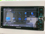 多彩なソースに対応し、お好みの音楽を快適に楽しめます。直感的な操作で、運転中でも気を散らさずに操作可能です。