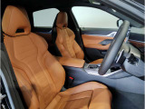 【コックピットシート】BMW車の主役席。車体中央にくる様に配置し車両重心とが一致する事でドライバーと車との一体感あるドライビングを実現。人間工学に基づき形成した形状が長時間のドライブ疲労も軽減します!