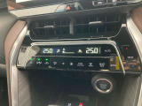 デュアルエアコンとは、運転席と助手席で、個別に温度設定ができる機能です。気温の感じ方は、人それぞれ違うもの。乗る人に優しい機能ですね。