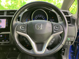 握りやすいステアリングで、快適な運転をサポート。操作性も高く、スムーズなハンドリングを実現します。長距離ドライブでも疲れにくいでしょう。