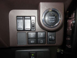 運転席から操作できる両側パワースライドドアのコントロールスイッチです(挟み込み防止機能付)