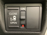 左側電動スライドドアは運転席からでも操作ができるように、ハンドル付近に開閉の操作スイッチが付いています。