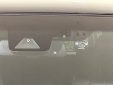 【プリクラッシュセーフティ】前方の車両等を検知し、衝突しそうな時は警報で注意を促し、ブレーキを踏む力をサポート。ブレーキを踏めなかった場合は衝突被害軽減ブレーキが作動、衝突回避をサポートします。