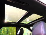 【大型サンルーフ】車内の解放感が一気に上がる大型のパノラマルーフ!季節を問わず開放的で快適なドライブをお楽しみいただけます。流通量も少なく希少価値の高い人気の装備です♪
