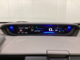 中央にデジタル表示のスピードメーターを配したハイブリット専用メーターになっています。左側のインフォメーション画面で燃費などの情報を確認できます。