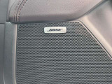 BOSEサウンドシステムを搭載。「良い音を出す」ではなく、その車種のごとに特徴を計算(車種専用設計)し、「反響音」を作り出すことによってどの座席でも自分中心で音が聴こえ、「心地よい空間」を作り出します。