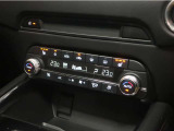 運転席・助手席にはシートヒーターを、またステアリングにもヒーターを内蔵。寒季節にも安全で快適な操作をサポートします。