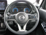 車両情報を鮮やかに表示する先進的な各メーター類。スポーティなデザインのステアリングが走りの期待を高めます。