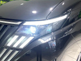 【LEDヘッドライト】悪天候や夜間走行時も良好な視界を確保し安心して運転できる高輝度LEDヘッドライトを装備!点灯速度が早く、消費電力も抑えられています。