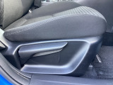 運転席にはドライバーの体型や好みに応じて前後方向だけでなく、高さの調整ができるシートリフターを装備!