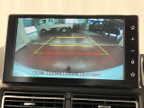 【バックカメラ】 駐車時に車両後方の様子を見ることができるので、運転の不安を軽くします。