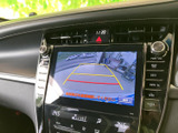 駐車時の安全性を高めるバックモニター。狭い場所でもスムーズな駐車をサポートし、ドライバーを安心させます。後方確認も楽々。