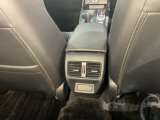 後部座席にもエアコン吹き出し口を装備。後部座席の方にも快適さをご提供。
