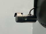 いくら安全運転をしていても、事故に巻き込まれることもあります。万が一の時に証拠として使えるフロント+車室内ドライブレコーダーがついてます♪