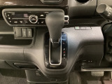 CVT車のセレクトレバーです。低速から高速まで、変速ショックのないスムーズな走りを実現するとともに、エンジン効率のよい領域を維持することで燃費にも貢献します。