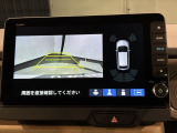 リバースギアに入れるだけで後方の表示へ切り替わります。夜間や雨の日の駐車も楽になりますよ。
