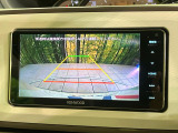 【バックカメラ】駐車時に後方がリアルタイム映像で確認できます。大型商業施設や立体駐車場での駐車時や、夜間のバック時に大活躍!運転スキルに関わらず、今や必須となった装備のひとつです!