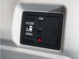 ◆片側電動スライドドア◆狭い駐車場でも乗り降りが楽々♪お子様が隣の車にドアを当ててしまう心配もございません!小さなお子様連れの方もこれで安心。
