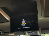 【14型有機ELフリップダウン】三列目からでも迫力のエンタメが観れる大画面フリップダウン。有機ELのモニターでは、一般的なフリップダウンよりも高コントラストでキレイな映像を楽しめます。