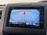 バックカメラの画像です。ガイドラインがスムースな車庫入れをサポートいたします。車庫入れの安心感がアップしますね。