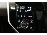 室内を快適温度にするオートエアコン!スイッチもシンプルで操作しやすく、オールシーズン快適なドライブに出かけられますね♪