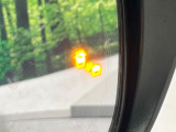 【後方車輛検知】走行中、ドアミラーの死角になりやすい箇所に後続車が接近するとサイドミラー付近に警告を表示、ドライバーに注意喚起をしてくれます。