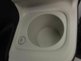ホットドリンクをちょうどいい温度でキープしてくれる保温機能付きのホッとカップホルダー(前席)。ほっこり快適にドライブをサポート。