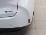 コーナーセンサーを車の前後に装備。障害物までの距離に応じて警告音を変えてお知らせ。縦列駐車時や駐車場・車庫などでの取り回しをサポートします。詳細は販売店スタッフまでおたずねください。