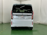 後席の窓には外から車内が見えにくくなるプライバシーガラスを採用。周りを気にせずリラックスして過ごせます