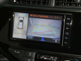 【パノラミックビューモニター】車両を上から見たような映像をディスプレイオーディオ画面に表示。運転席からの目視だけでは見にくい、車両周辺の状況をリアルタイムでしっかり確認できます。