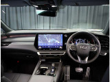 デザインもよく、居心地のよい運転席ですね。分かりやすいスイッチ類ですから操作もしやすく運転をサポートします。
