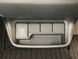 アクセサリーソケットはUSBのアダプターなどをつければ、スマホの充電にも使えます。周辺には物が置けるボックスがついています。