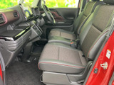 運転席からの視界は良好で、運転操作もスムーズに行えます。シートの素材も肌触りが良く、快適な運転をサポートします。機能的な空間です。