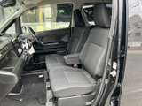 運転しやすい配置で、操作性も抜群です。シートの座り心地も良く、快適なドライブをサポートします。運転に集中できる空間です。