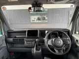 見晴らしのいいフロントは、アイポイントも高く運転もしやすくなっております!シフトやスイッチ類などもインパネにまとめてあるので操作もしやすい設計となっております☆