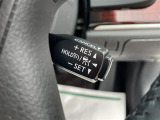 【クルーズコントロール】高速道路もラクラク走行。アクセルを離しても一定速度で走行ができ、長距離運転時の負担を軽減!加速・減速も簡単なスイッチ操作で調整できます。