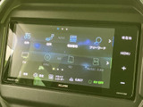 様々な機能が搭載されており、快適なドライブをサポート。目的地設定や音楽再生も簡単に行えます。使いやすさを重視したインターフェースです。
