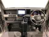 車内は光触媒抗菌消臭施工済です。インパネ周りはスタイリッシュなデザインで機能や装備も充実しています。グローブボックスやカップホルダーのほかにトレーなどたくさんの収納スペースが付いています。