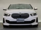 【キドニーグリル】BMWの代名詞。一目見ただけでBMWであると認識できる確固たるアイコンとして存在感を放ちます。